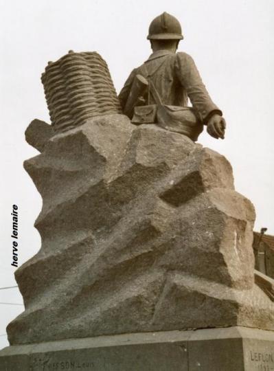 LES MONUMENTS AUX MORTS