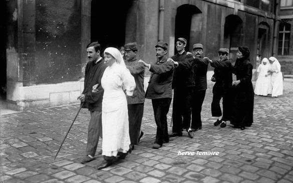 SOUFFRIR AU FEMININ .