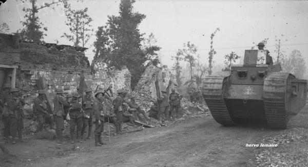 TANK CORPS AUX COMBATS .