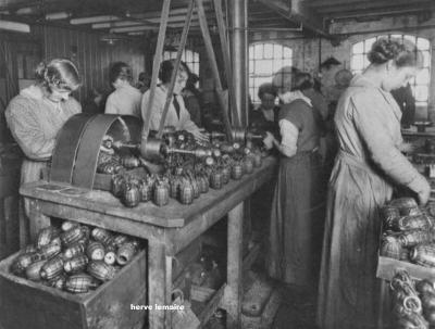 WOMEN IN WAR .